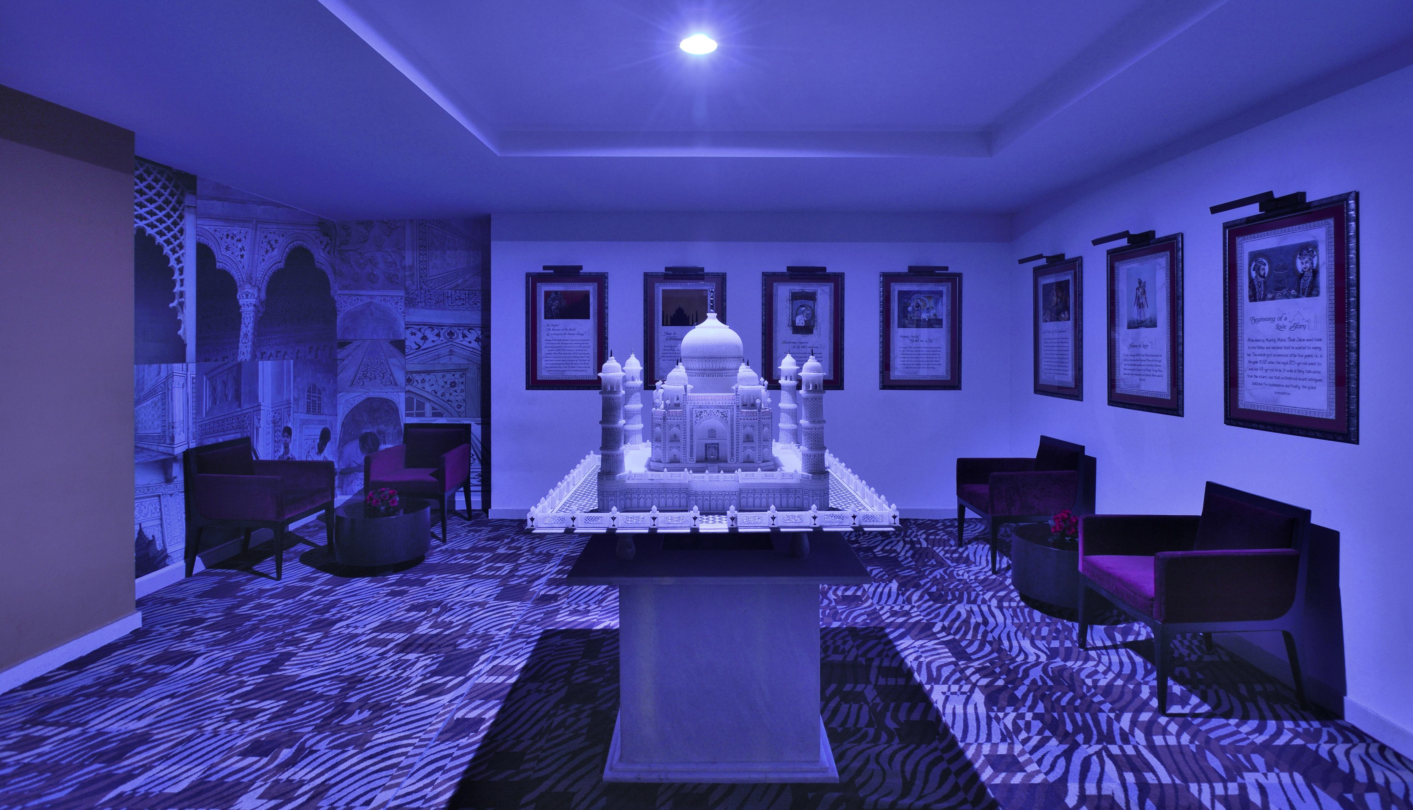 Taj Hotel & Convention Centre, Agra Agra  Bagian luar foto The Taj Mahal model at the Taj Mahal Palace
