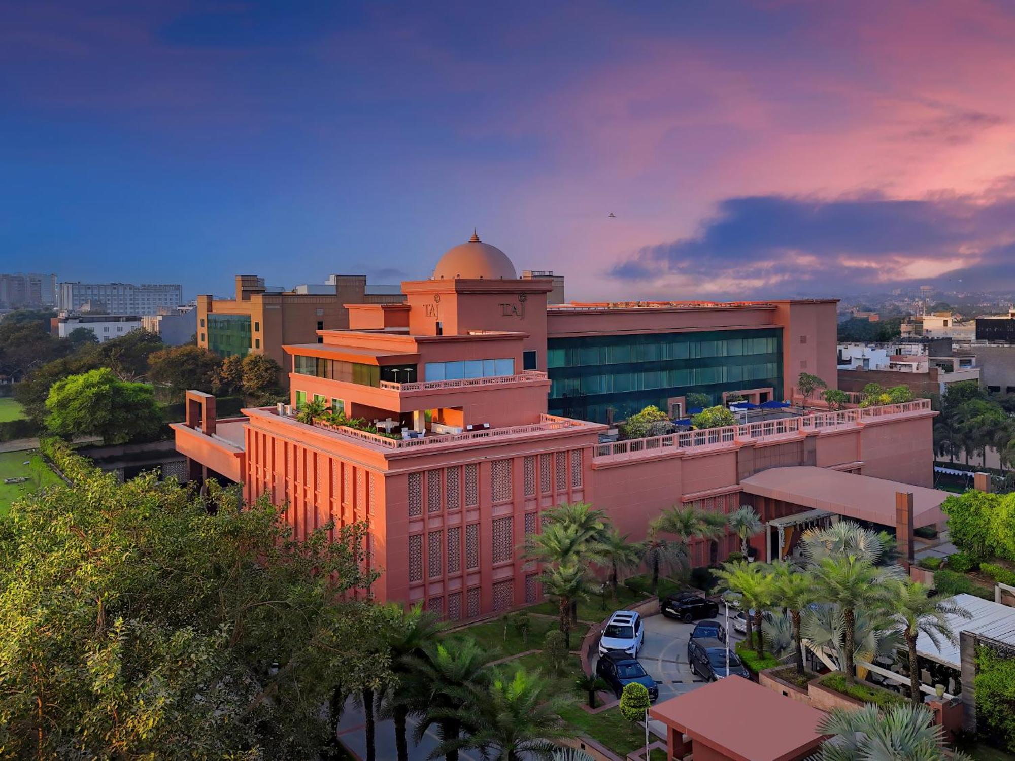 Taj Hotel & Convention Centre, Agra Agra  Bagian luar foto The University of Management Sciences