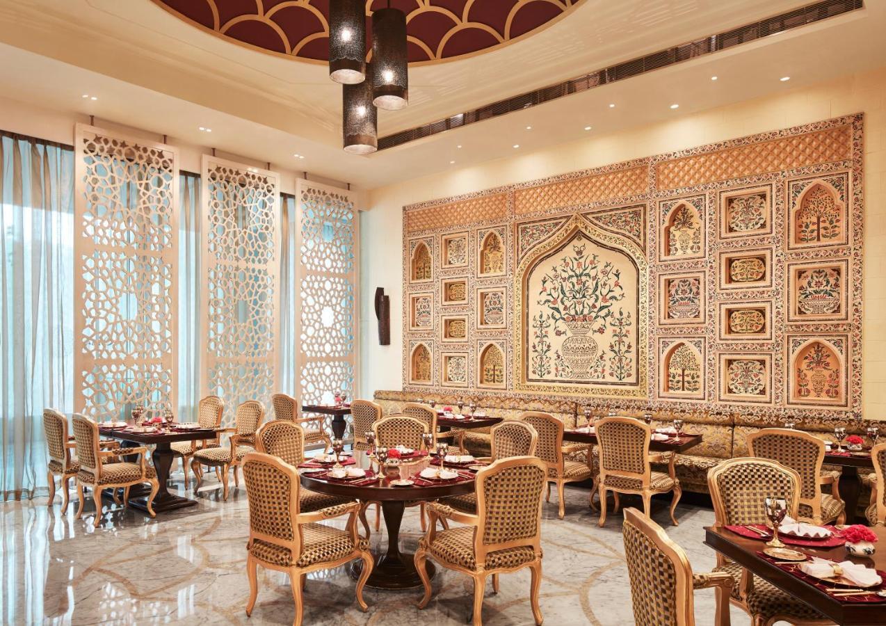 Taj Hotel & Convention Centre, Agra Agra  Bagian luar foto The restaurant at the Taj Mahal Palace
